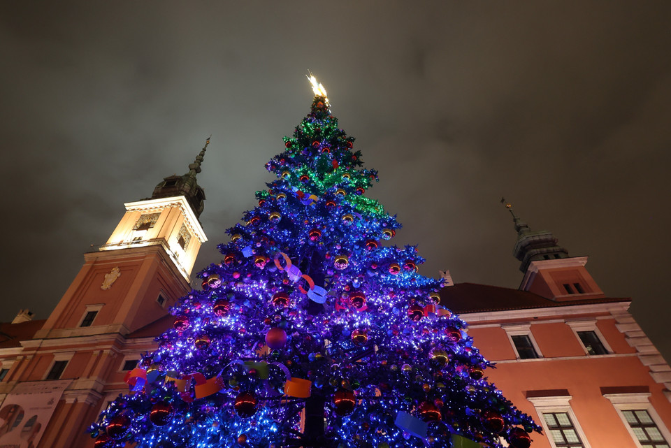 Thắp sáng cây thông Noel chào đón lễ Giáng sinh tại Warsaw, Ba Lan. (Ảnh: PAP/TTXVN)