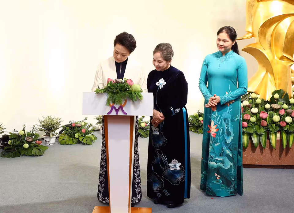 Bà Bành Lệ Viên, Phu nhân Tổng Bí thư, Chủ tịch nước Trung Quốc Tập Cận Bình ghi sổ lưu bút tại Bảo tàng Phụ nữ Việt Nam. (Ảnh: Phạm Kiên/TTXVN)
