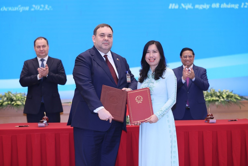 Thủ tướng Phạm Minh Chính và Thủ tướng Belarus Roman Golovchenko chứng kiến lễ lý Hiệp định giữa Chính phủ Việt Nam và Chính phủ Belarus về miễn thị thực cho người mang hộ chiếu phổ thông. (Ảnh: Dương Giang/TTXVN)