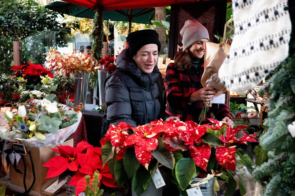 Người dân tham quan và mua sắm tại hội chợ Giáng sinh ở Madrid, Tây Ban Nha. (Ảnh: THX/TTXVN)