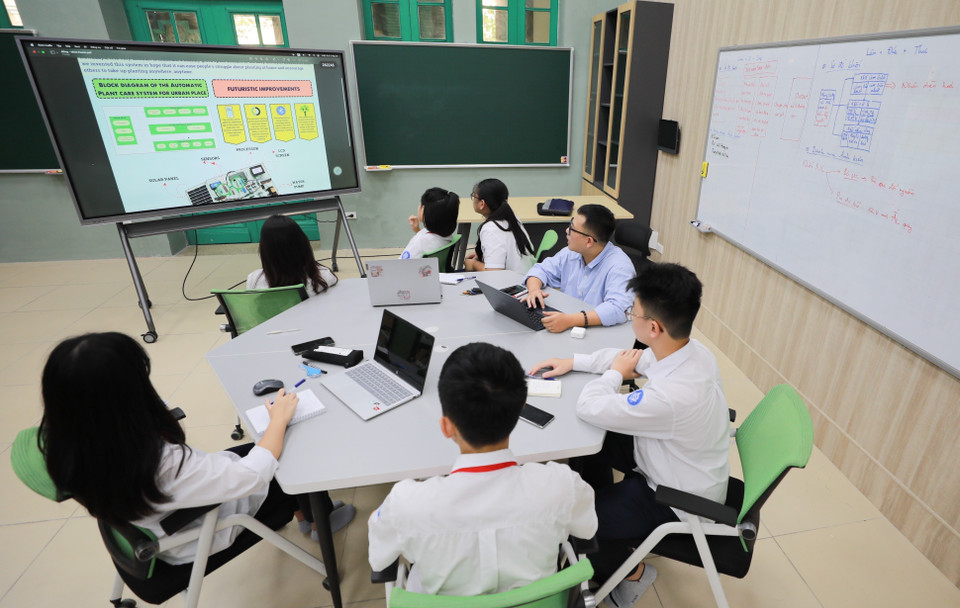 Học sinh trường Trung học Cơ sở Trưng Vương (Hoàn Kiếm, Hà Nội) tham dự Kỳ thi Phát minh và Sáng chế - International Invention and Design EXPO 2023 cùng nhau ôn luyện. (Ảnh: Thanh Tùng/TTXVN)