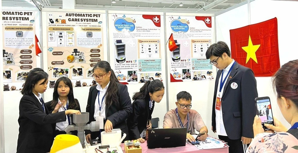 Tham dự kỳ thi Phát minh và Sáng chế (International Invention and Design EXPO 2023), học sinh được mở rộng kiến thức các môn học STEM (Khoa học, Công nghệ, Kĩ thuật và Toán). (Ảnh: TTXVN phát)