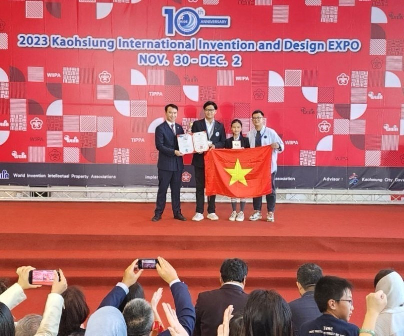 Đoàn học sinh trường Trung học Cơ sở Trưng Vương đã xuất sắc mang về 3 huy chương Vàng/3 đề tài (trong đó có một đề tài được Ban tổ chức trao giải Đặc biệt bởi ý tưởng sáng tạo và mang ý nghĩa nhân văn cao. (Ảnh: TTXVN phát)