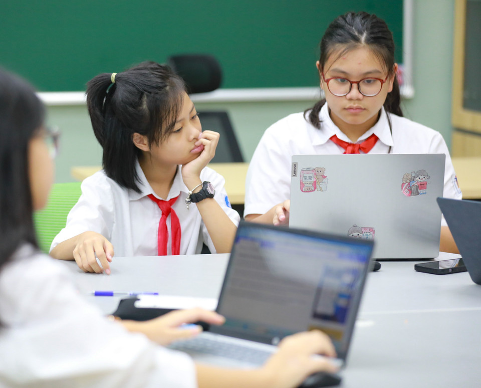 Học sinh trường Trung học Cơ sở Trưng Vương (Hoàn Kiếm, Hà Nội) tham dự Kỳ thi Phát minh và Sáng chế - International Invention and Design EXPO 2023 cùng nhau ôn luyện. (Ảnh: Thanh Tùng/TTXVN)