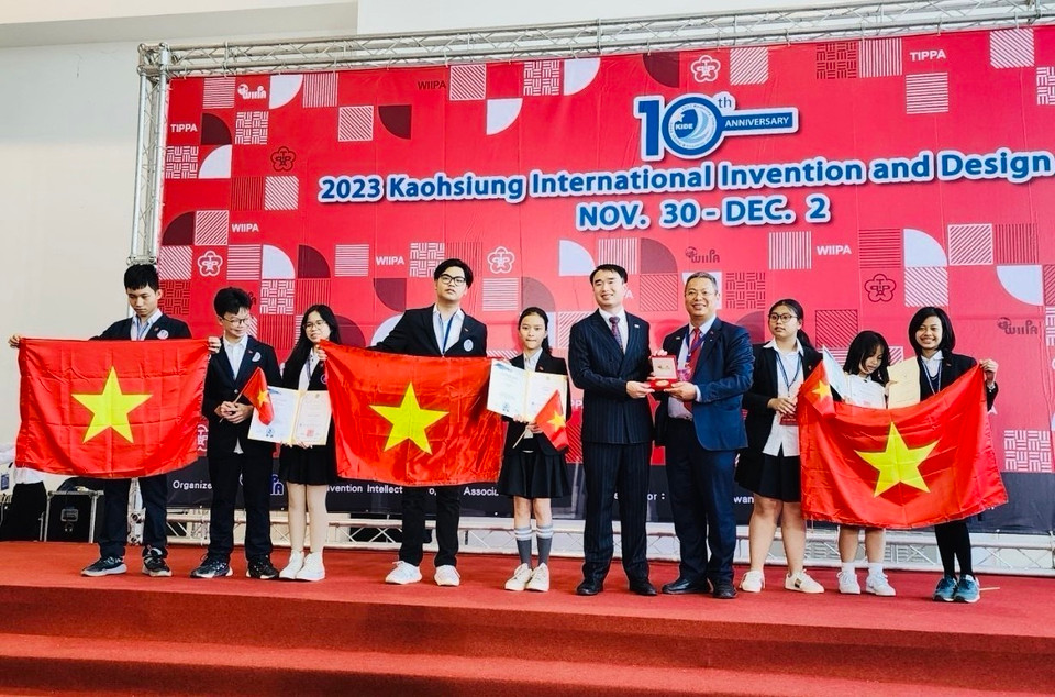 Kỳ thi Phát minh và Sáng chế - International Invention and Design EXPO 2023 diễn ra tại Đài Loan (Trung Quốc) từ ngày 29/11 đến 2/12/2023, với sự tham dự của hàng nghìn thí sinh đến từ 50 quốc gia và vùng lãnh thổ trên thế giới, đoàn học sinh trường Trung học Cơ sở Trưng Vương (Hoàn Kiếm, Hà Nội) đã xuất sắc mang về 3 huy chương Vàng/3 đề tài (trong đó có một đề tài được Ban tổ chức trao giải Đặc biệt bởi ý tưởng sáng tạo và mang ý nghĩa nhân văn cao. (Ảnh: TTXVN)