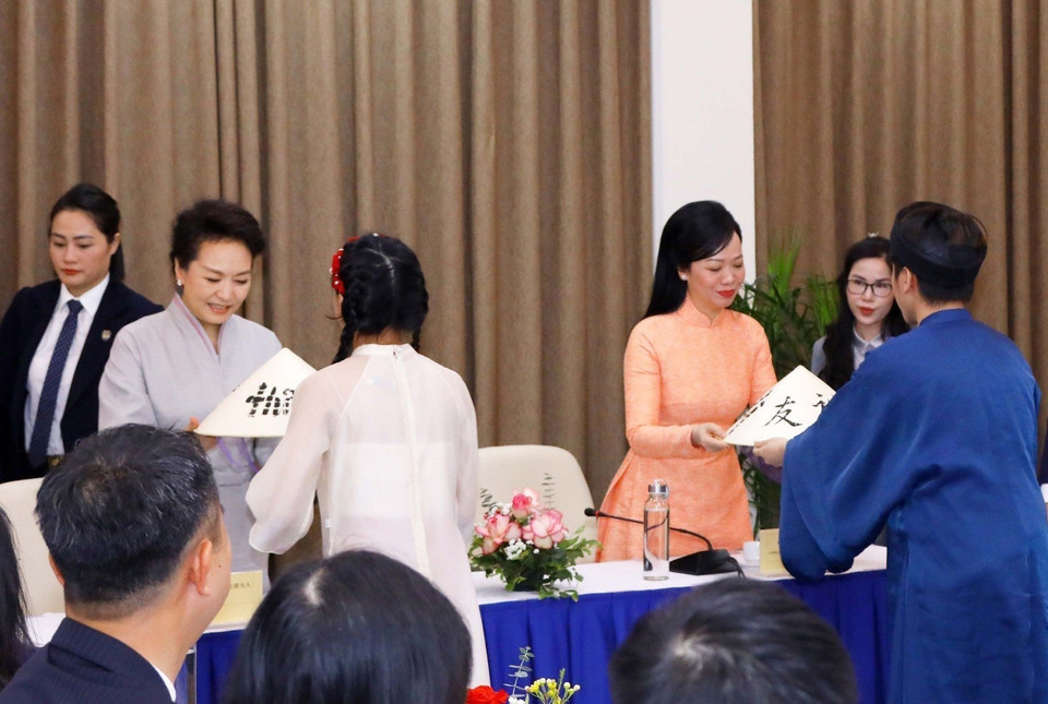 Những món quà ấm áp của sinh viên Đại học Quốc gia Hà Nội trân trọng gửi tặng hai Phu nhân. (Ảnh: Văn Điệp/TTXVN)