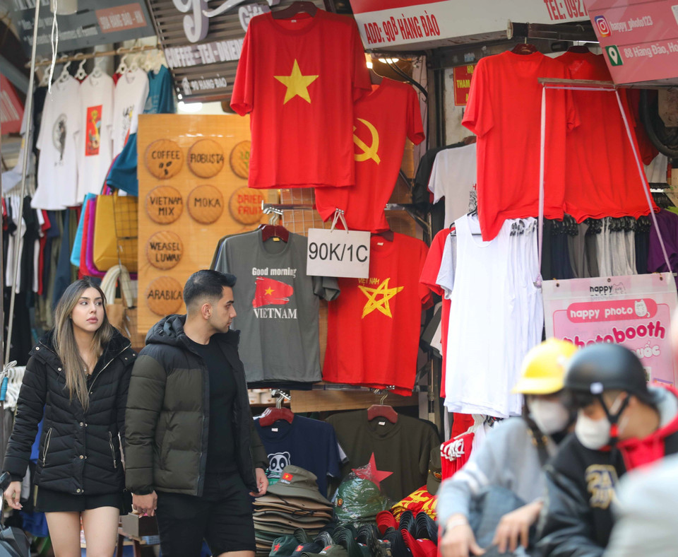 Phố cổ Hà Nội luôn nhộn nhịp, là điểm đến ưa thích của bất cứ du khách quốc tế nào. (Ảnh: Thanh Tùng/TTXVN)