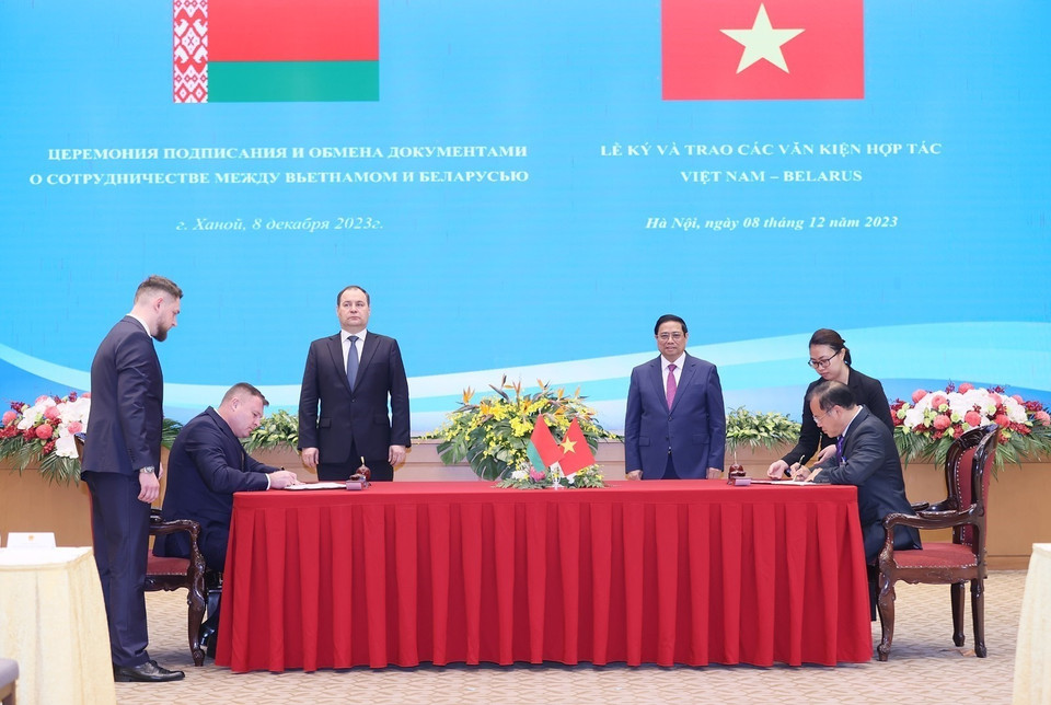 Thủ tướng Phạm Minh Chính và Thủ tướng Belarus Roman Golovchenko chứng kiến lễ lý Hiệp định giữa Việt Nam và Belarus về chuyển giao người bị kết án phạt tù để tiếp tục chấp hành án. (Ảnh: Dương Giang/TTXVN)