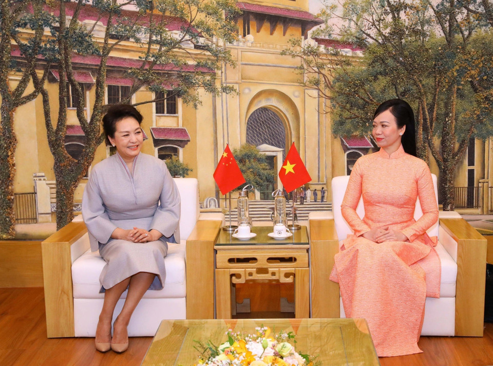 Bà Phan Thị Thanh Tâm, Phu nhân Chủ tịch nước Võ Văn Thưởng và bà Bành Lệ Viên, Phu nhân Tổng Bí thư, Chủ tịch nước Trung Quốc tại Đại học Quốc gia Hà Nội. (Ảnh: Văn Điệp/TTXVN)