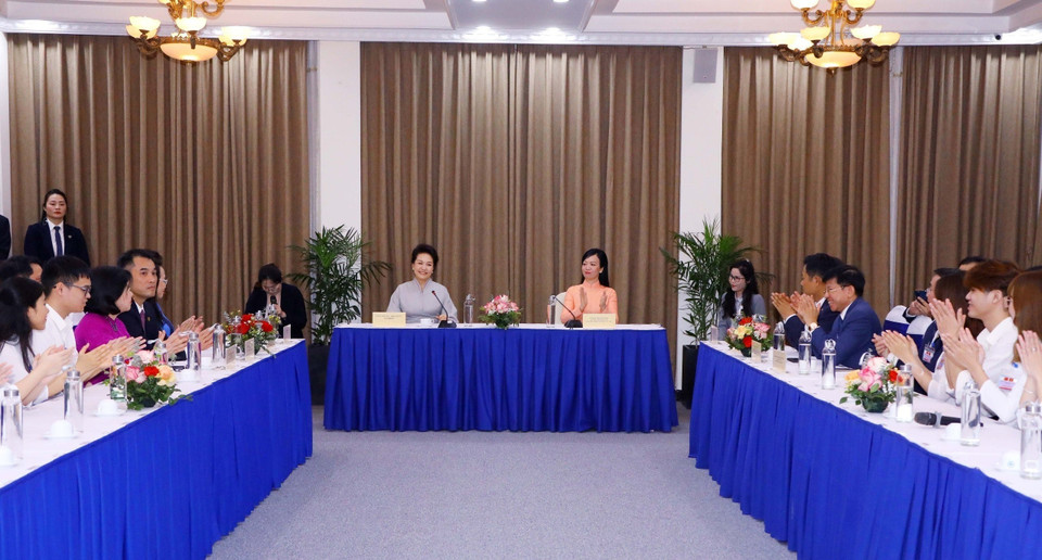 Quang cảnh cuộc giao lưu của bà Phan Thị Thanh Tâm, Phu nhân Chủ tịch nước Võ Văn Thưởng và bà Bành Lệ Viên, Phu nhân Tổng Bí thư, Chủ tịch nước Trung Quốc với sinh viên Đại học Quốc gia Hà Nội. (Ảnh: Văn Điệp/TTXVN)
