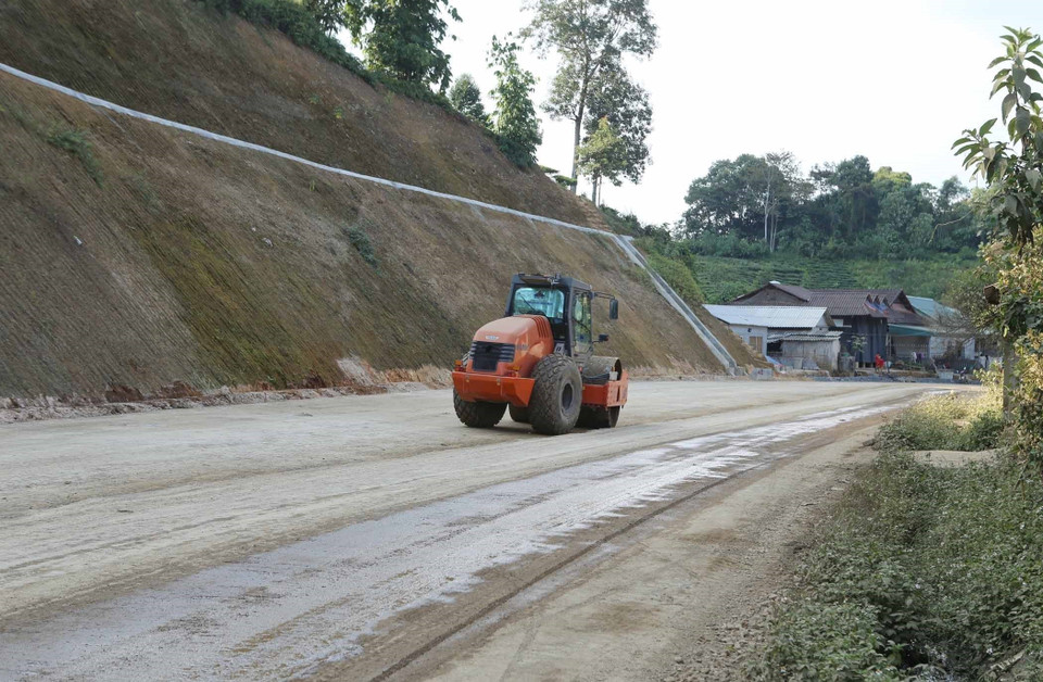 Tuyến đường giao thông nối cao tốc Nội Bài-Lào Cai từ Lai Châu qua các bản làng người Lự tại xã Bản Hon, huyện Tam Đường sẽ góp phần thúc đẩy phát triển kinh tế. (Ảnh: Quý Trung/TTXVN)