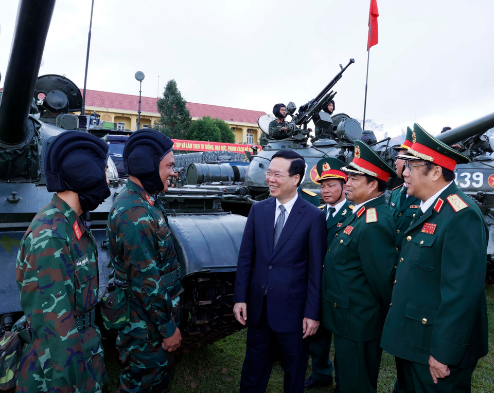 Chủ tịch nước Võ Văn Thưởng thăm hỏi, động viên và kiểm tra công tác huấn luyện, sẵn sàng chiến đấu tại Lữ đoàn Tăng thiết giáp 574. (Ảnh: Thống Nhất/TTXVN)