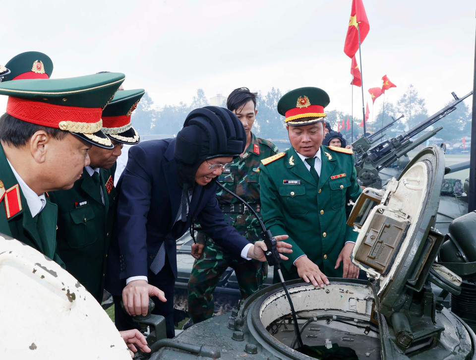 Chủ tịch nước Võ Văn Thưởng kiểm tra công tác huấn luyện, sẵn sàng chiến đấu của Lữ đoàn Tăng thiết giáp 574. (Ảnh: Thống Nhất/TTXVN)