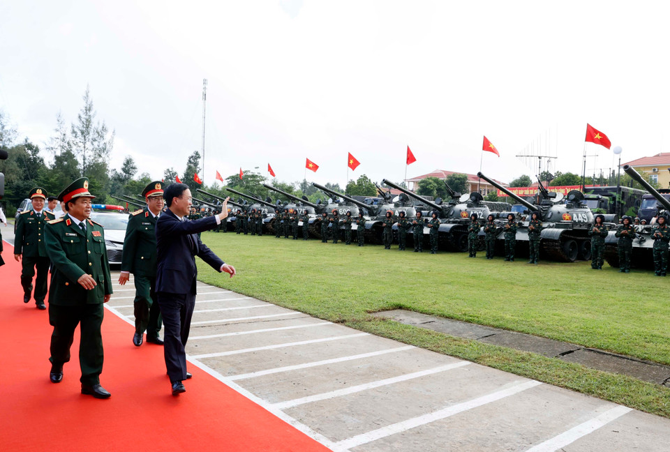 Chủ tịch nước Võ Văn Thưởng thăm hỏi, động viên và kiểm tra công tác huấn luyện, sẵn sàng chiến đấu tại Lữ đoàn Tăng thiết giáp 574. (Ảnh: Thống Nhất/TTXVN)
