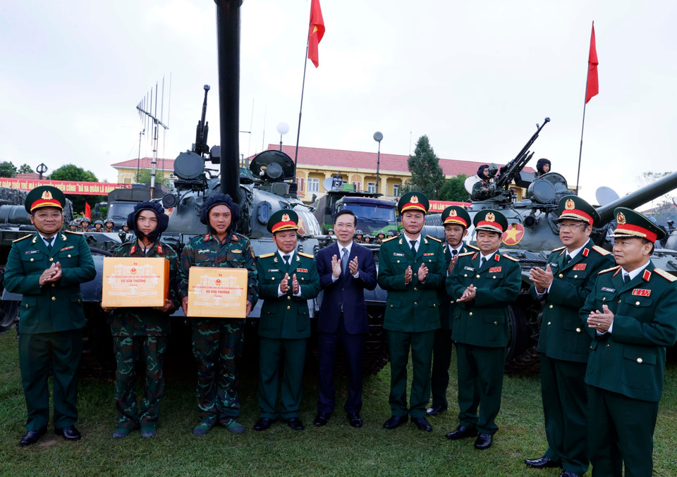 Chủ tịch nước Võ Văn Thưởng tặng quà cho cán bộ, chiến sỹ Lữ đoàn Tăng thiết giáp 574. (Ảnh: Thống Nhất/TTXVN)