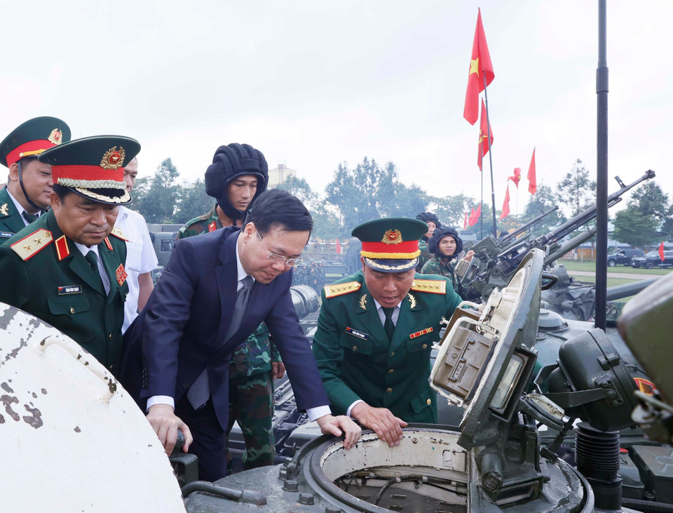 Chủ tịch nước Võ Văn Thưởng kiểm tra công tác huấn luyện, sẵn sàng chiến đấu của Lữ đoàn Tăng thiết giáp 574. (Ảnh: Thống Nhất/TTXVN)