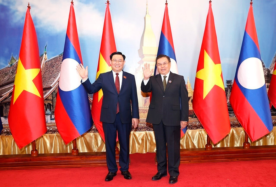 Chủ tịch Quốc hội Vương Đình Huệ và Chủ tịch Quốc hội Lào Saysomphone Phomvihane chụp ảnh chung. (Ảnh: Doãn Tấn/TTXVN)