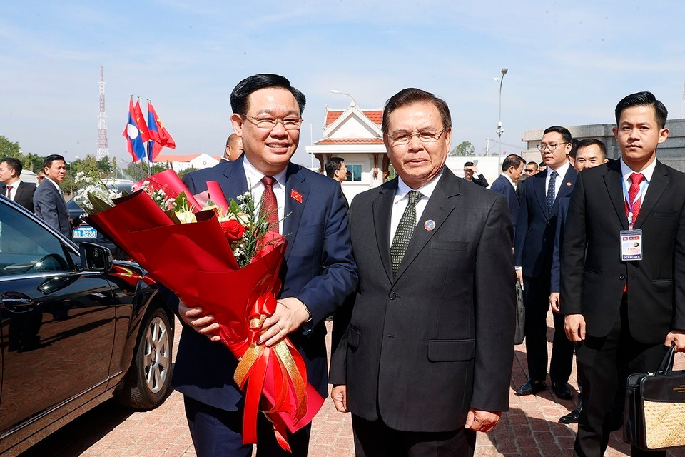 Chủ tịch Quốc hội Lào Saysomphone Phomvihane đón Chủ tịch Quốc hội Vương Đình Huệ. (Ảnh: Doãn Tấn/TTXVN)