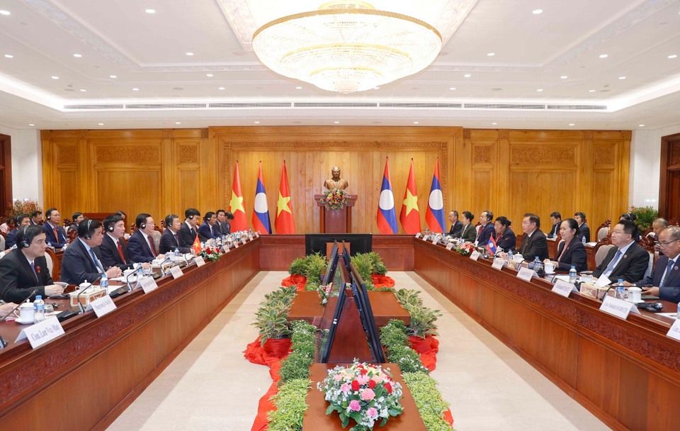 Chủ tịch Quốc hội Vương Đình Huệ hội đàm với Chủ tịch Quốc hội Lào Saysomphone Phomvihane. (Ảnh: Doãn Tấn/TTXVN)