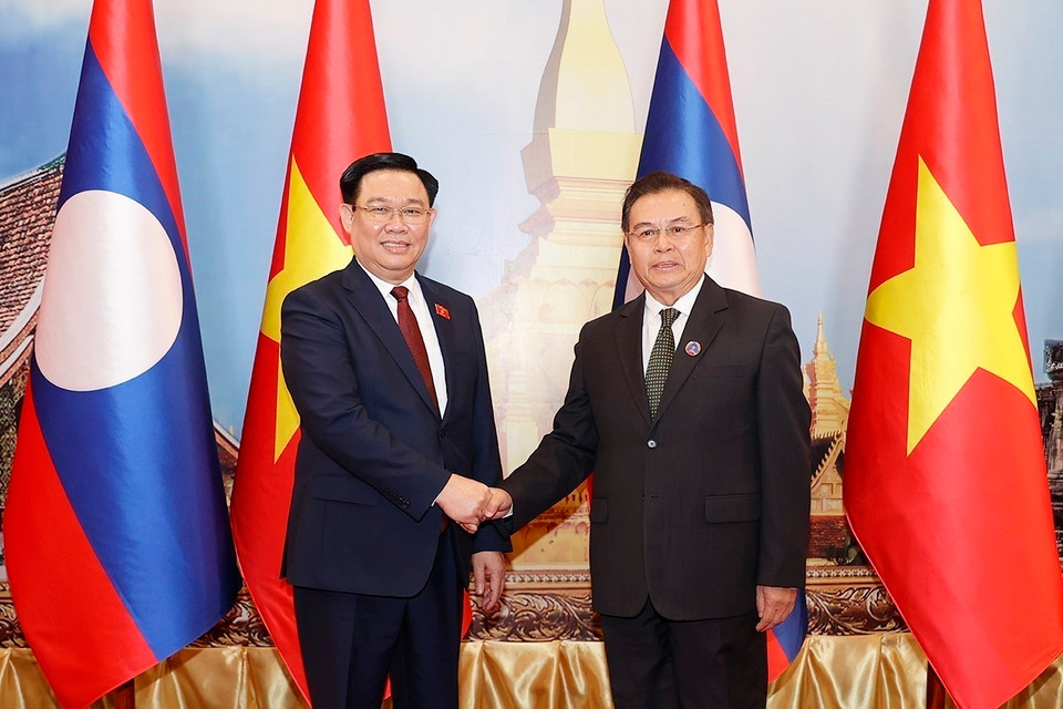 Chủ tịch Quốc hội Vương Đình Huệ và Chủ tịch Quốc hội Lào Saysomphone Phomvihane chụp ảnh chung. (Ảnh: Doãn Tấn/TTXVN)