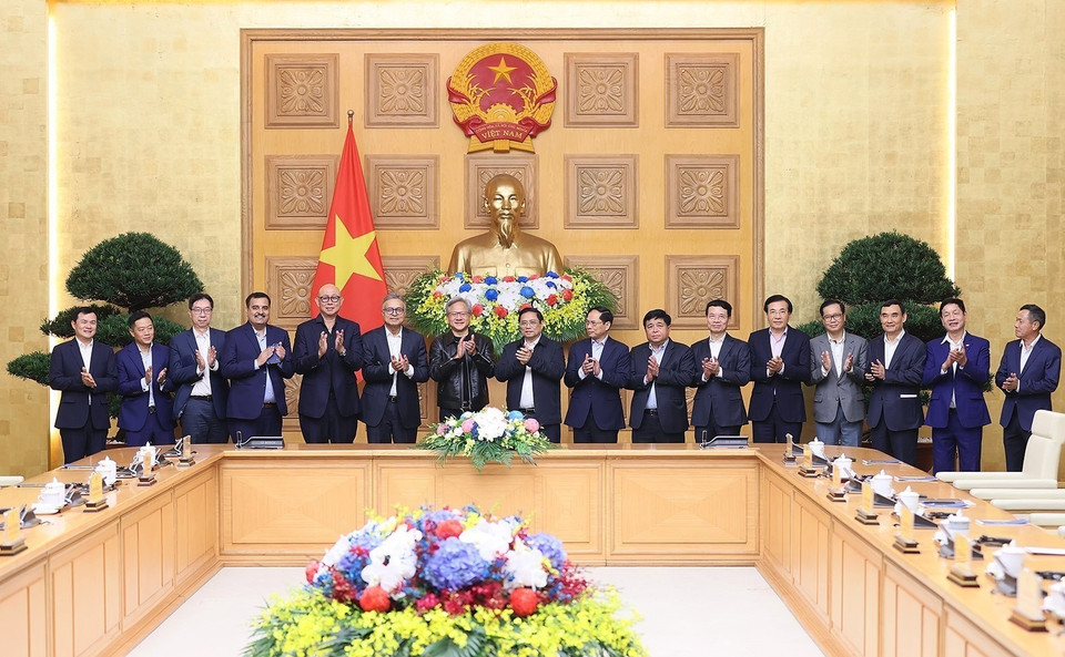 Thủ tướng Phạm Minh Chính và ông Jensen Huang, Chủ tịch kiêm Giám đốc Điều hành Tập đoàn NVIDIA cùng các thành viên đoàn chụp ảnh chung. (Ảnh: Dương Giang/TTXVN)