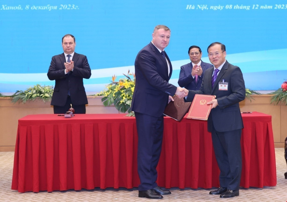 Thủ tướng Phạm Minh Chính và Thủ tướng Belarus Roman Golovchenko chứng kiến lễ lý Hiệp định giữa Việt Nam và Belarus về chuyển giao người bị kết án phạt tù để tiếp tục chấp hành án. (Ảnh: Dương Giang/TTXVN)