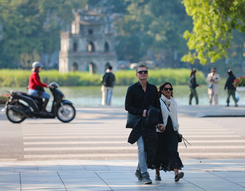 Thời tiết Thủ đô những ngày này tuy lạnh nhưng có nắng đẹp, là điều kiện lý tưởng để du khách quốc tế tham quan, tìm hiểu lịch sử, văn hóa. (Ảnh: Thanh Tùng/TTXVN)