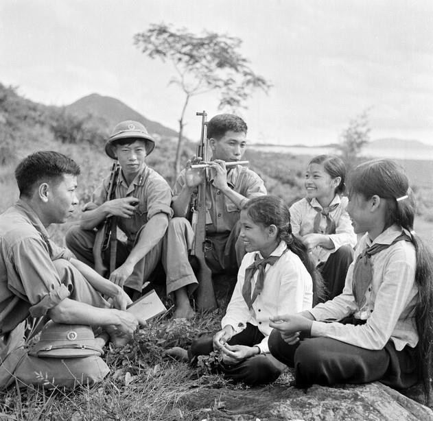 Chiến sỹ công an biên phòng tập cho thiếu nhi trên đảo bài hát mới trong giờ nghỉ (8/1969). (Ảnh: Minh Trường/TTXVN)