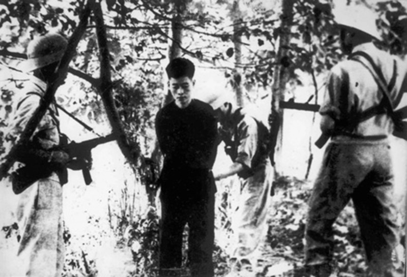 Gián điệp, biệt kích của Mỹ tung ra miền Bắc bị bắt sống khi đang lẩn trốn trong rừng. (Ảnh: Tư liệu/TTXVN phát)