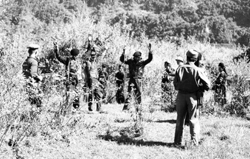 Công an Lai Châu phục bắt toán gián điệp biệt kích nhảy dù xuống xã Mường Mươn, huyện Điện Biên (năm 1968). (Ảnh: Tư liệu/TTXVN phát)