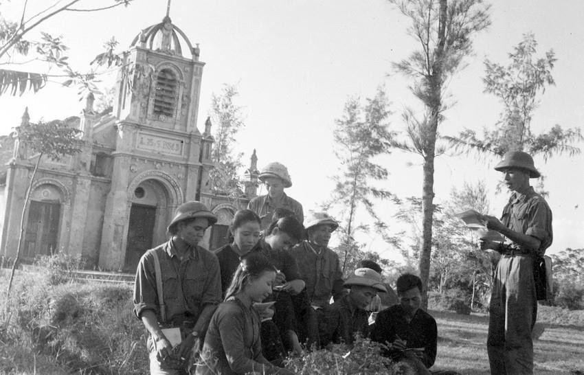 Chiến sỹ công an nhân dân vũ trang hướng dẫn nhân dân học tập tài liệu bảo vệ trật tự an ninh và nâng cao tinh thần cảnh giác (12/1968). (Ảnh: TTXVN)