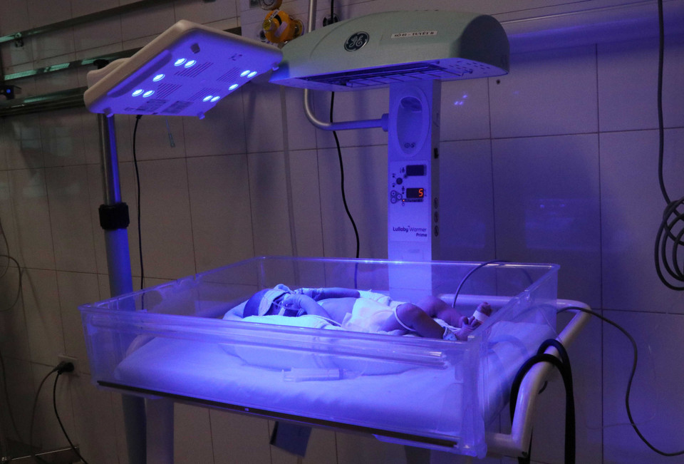 Chăm sóc và điều trị trẻ sơ sinh non yếu tại Khoa sơ sinh, Bệnh viện Sản Nhi tỉnh Bắc Ninh. (Ảnh: Thái Hùng/TTXVN)