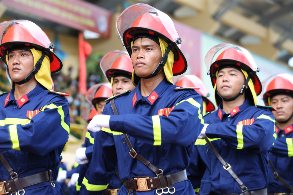 Khối Cảnh sát Phòng cháy chữa cháy và cứu nạn cứu hộ diễu hành tại Hà Nội lễ khai mạc. (Ảnh: Dương Giang/TTXVN)