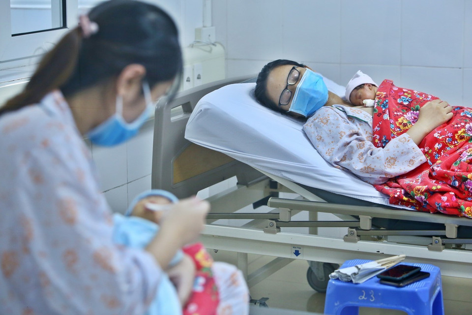 Trẻ em sinh non, nhẹ cân và bệnh lý được chăm sóc tại Khoa sơ sinh Bệnh viện Sản nhi Quảng Ninh được đảm bảo nuôi bằng sữa mẹ hoàn toàn trong thời gian ở bệnh viện. (Ảnh: Minh Quyết/TTXVN)