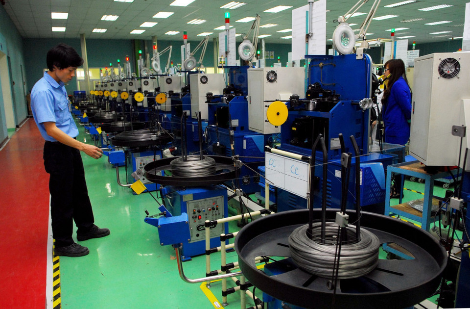 Công ty trách nhiệm hữu hạn Advanex Việt Nam (vốn đầu tư Thái Lan) hoạt động từ năm 2006 tại Khu Công nghiệp Phúc Điền (Hải Dương), chuyên sản xuất các loại lò so (cuốn, dập), linh kiện cơ khí… chất lượng cao, cung cấp cho các nhà máy với công suất 600 triệu linh kiện/năm. (Ảnh: Danh Lam/TTXVN)