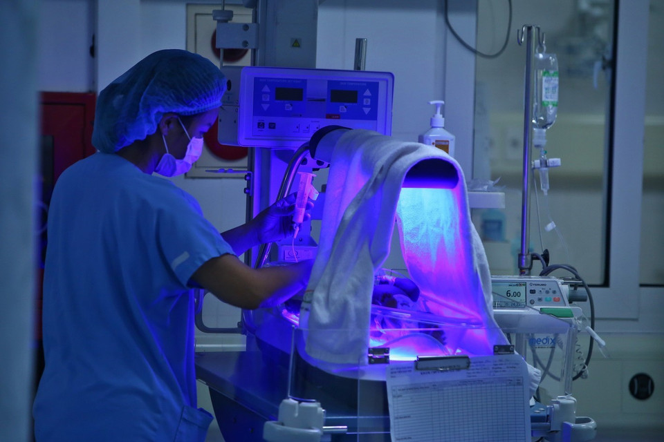 Trẻ em sinh non, nhẹ cân và bệnh lý được chăm sóc tại Khoa sơ sinh Bệnh viện Sản nhi Quảng Ninh được đảm bảo nuôi bằng sữa mẹ hoàn toàn trong thời gian ở bệnh viện. (Ảnh: Minh Quyết/TTXVN)