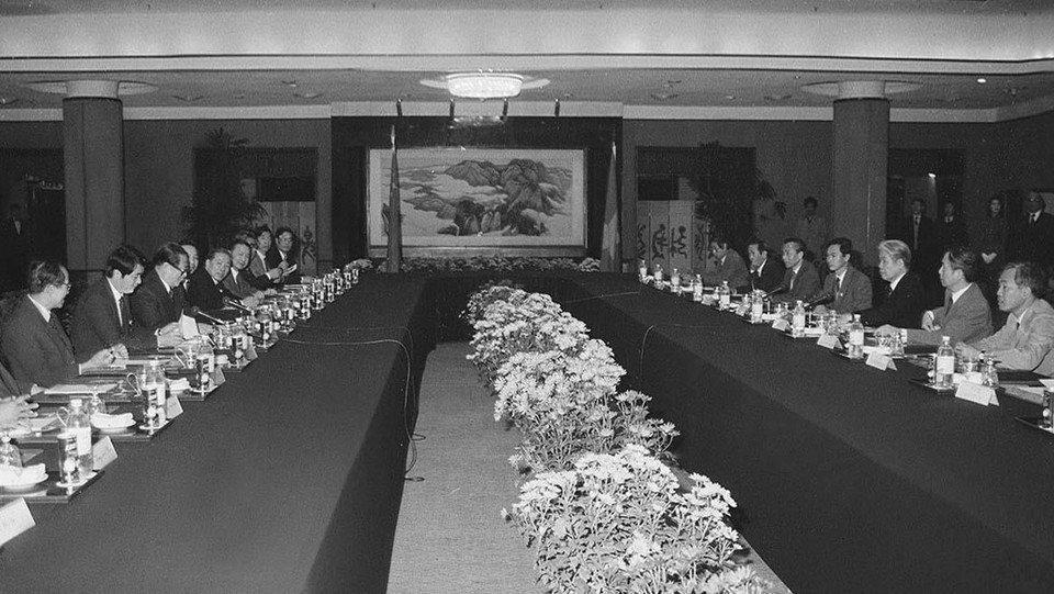 Trên cơ sở tổng kết thực tiễn, Đảng ta đã khởi xướng và lãnh đạo sự nghiệp đổi mới đất nước theo định hướng xã hội chủ nghĩa. Đại hội VI của Đảng (tháng 12/1986) đưa ra đường lối đổi mới, mở ra bước ngoặt quan trọng trong sự nghiệp xây dựng chủ nghĩa xã hội ở nước ta, trong đó khởi đầu về đường lối đối ngoại là việc bình thường hóa quan hệ với Trung Quốc. Trong ảnh: Tổng Bí thư Đảng Cộng sản Trung Quốc Giang Trạch Dân hội đàm với Tổng Bí thư Đỗ Mười, sáng 6/11/1991 tại Bắc Kinh, trong chuyến thăm Trung Quốc. Tại chuyến thăm này, hai nước tuyên bố khép lại quá khứ, mở ra tương lai, thực hiện bình thường hóa quan hệ giữa hai Đảng và hai Nhà nước. (Ảnh: Xuân Lâm/TTXVN)