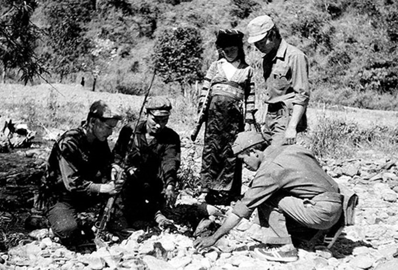 Lực lượng Công an và dân quân xã Na Ư (Điện Biên) truy tìm dấu vết một toán gián điệp, biệt kích, cuối năm 1968. (Ảnh: Tư liệu/TTXVN phát)