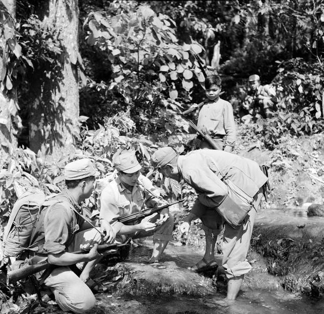 Chiến sỹ Đồn công an vũ trang 111 điều tra, nghiên cứu kỹ lưỡng hiện trường để truy bắt gián điệp, biệt kích địch (1970). (Ảnh: TTXVN)