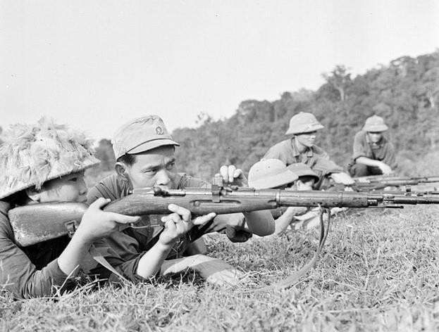 Chiến sỹ đồn 97 công an an nhân dân vũ trang Hà Tĩnh hướng dẫn nhân dân luyện tập quân sự (12/1969). (Ảnh: Phan Huy/ TTXVN)