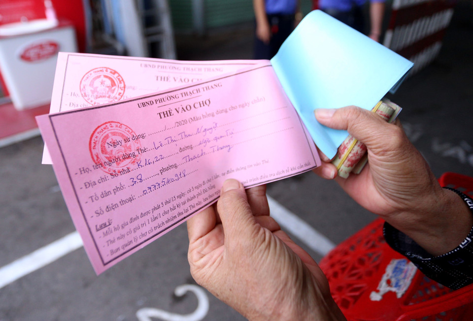 Mỗi Thẻ vào chợ được ghi đầy đủ thông tin và lưu lại theo ngày, để sử dụng trong trường hợp cần truy vết dịch bệnh. (Ảnh: Quốc Dũng/TTXVN)