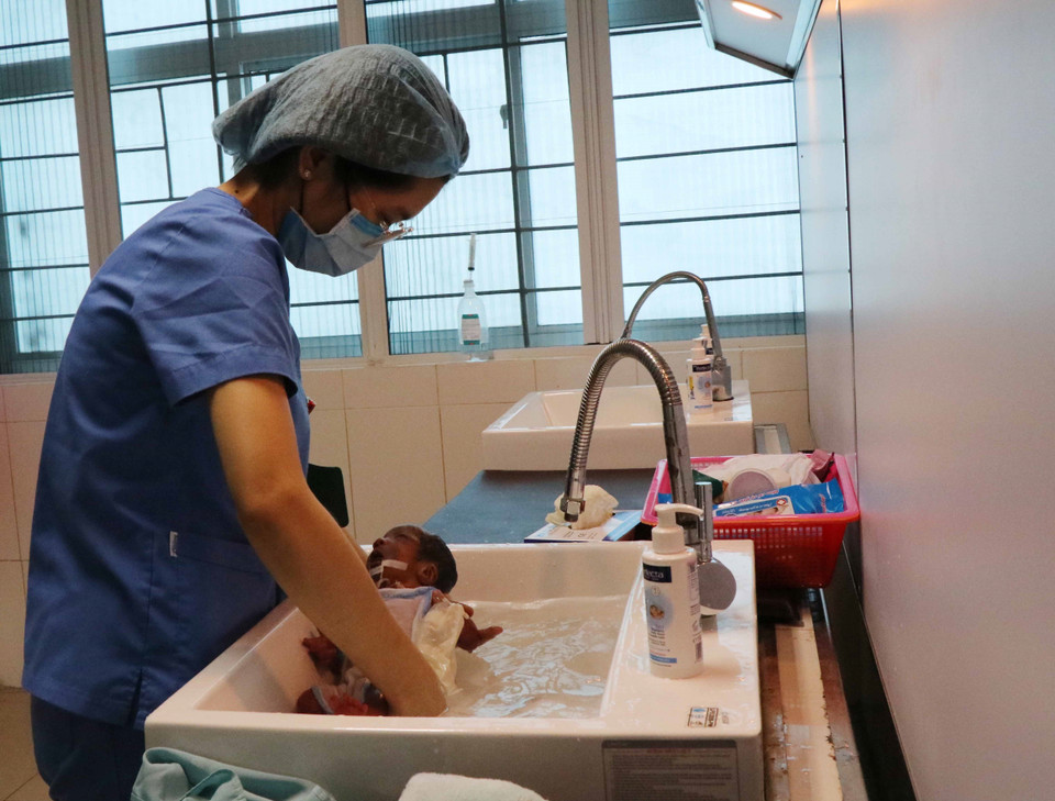 Mỗi năm, Bệnh viện Sản Nhi tỉnh Bắc Ninh tiếp nhận, điều trị cho hàng trăm trẻ sơ sinh nhẹ cân, non tháng, trong đó có rất nhiều bé có trọng lượng cơ thể khoảng 500 đến 600g. (Ảnh: Thái Hùng/TTXVN)