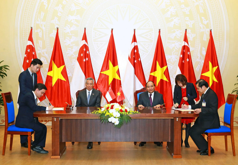 Thủ tướng Nguyễn Xuân Phúc và Thủ tướng Singapore Lý Hiển Long chứng kiến lễ ký bản ghi nhớ về việc phát triển Khu công viên phần mềm Đà Nẵng giữa Ủy ban Nhân dân Thành phố Đà Nẵng và Công ty phát triển Sembcorp, ngày 23/3/2017, tại Hà Nội. (Ảnh: Thống Nhất/TTXVN)