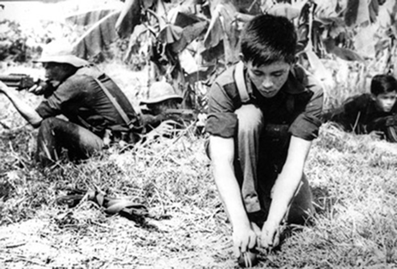 Lực lượng trinh sát vũ trang Ban An ninh tỉnh Mỹ Tho gài mìn chống địch lấn chiếm, bảo vệ căn cứ Tỉnh uỷ, năm 1970. (Ảnh: Tư liệu/TTXVN phát)