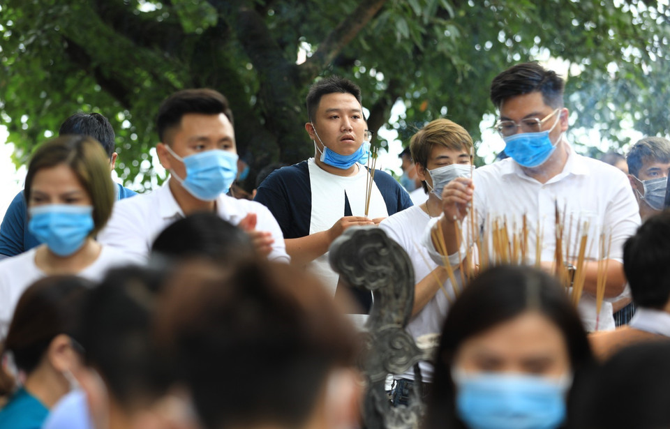 Trong khi tình hình dịch bệnh đang diễn ra phức tạp thì nhiều người vẫn chủ quan. (Ảnh: Thành Đạt/TTXVN)