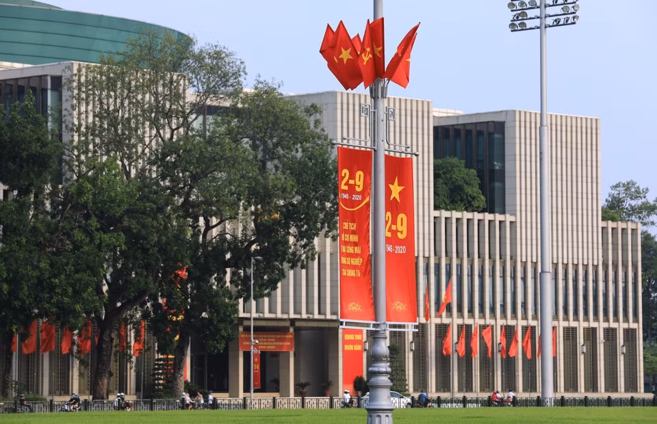 Băngrôn, biểu ngữ trang hoàng dọc đường trước Lăng Chủ tịch Hồ Chí Minh. (Ảnh: Thành Đạt/TTXVN)