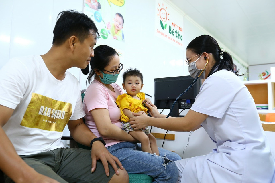 Bên cạnh đó, Bệnh viện Sản nhi Quảng Ninh triển khai phòng khám dinh dưỡng Mặt Trời bé thơ, tư vấn dinh dưỡng cho trẻ sơ sinh và trẻ nhỏ. (Ảnh: Minh Quyết/TTXVN)