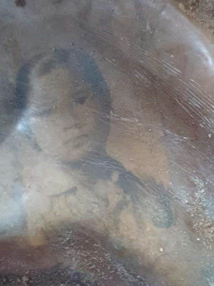 Ngày 3/8, một số công nhân Nông trường cao su Minh Hòa trong lúc đào gốc cây cao su đã phát hiện một hố chôn hài cốt. Tấm ảnh được chôn cùng 2 bộ hài cốt liệt sỹ. (Ảnh: Huyền Trang/TTXVN)