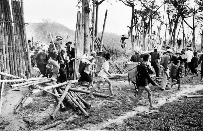 Từ năm 1961 đến năm 1965, lực lượng an ninh miền Nam đã phát động quần chúng đứng lên đấu tranh, phá hàng ngàn ấp chiến lược và khu trù mật, đưa hàng chục vạn dân về nơi ở cũ. (Ảnh: TTXGP)
