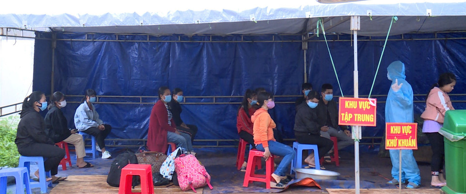 Người dân được tuyên truyền, hướng dẫn cách phòng, chống dịch COVID-19 cũng như được chăm sóc tận tình tại khu cách ly của Trung tâm Huấn luyện, Bồi dưỡng kiến thức Quốc phòng, An ninh thuộc Trung đoàn Bộ binh 991 (Bộ Chỉ huy Quân sự tỉnh Gia Lai). (Ảnh: Hồng Điệp/TTXVN)